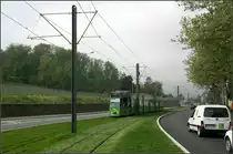 Mit der Straßenbahn nach Freiburg-Vauban -

Blick von der Haltestelle Weddigenstraße nach Süden auf die Strecke in der Merzhauser Straße. Der grüne Bahnkörper fügt sich sehr gut in die Landschaft mit dem Weinberg ein. Den Autos stehen nur zwei Fahrspuren zur Verfügung, vielleicht waren es zuvor noch mehr.

11.05.2006 (M)