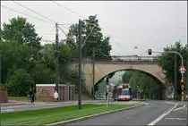 Mit der Straßenbahn nach Freiburg-Vauban -

Im weiteren Verlauf unterquert die Straßenbahnstrecke im Zuge der Merzhauser Straße die Höllentalbahn. Da man auf einen Neubau der Bahnbrücke verzichtet hat endet hier der eigene Bahnkörper und die Straßenbahn fährt weiter auf der Straßenfahrbahn.

11.05.2006 (M)