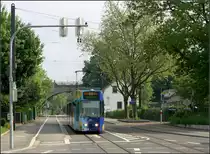 Mit der Straßenbahn nach Freiburg-Vauban -

Auch nach der Bahnbrücke muss aufgrund des hier engeren Straßenquerschnittes in den Fahrbahnen der Merzhauser Straße gefahren werden. Der Blick geht hier von der Haltestelle 'Peter-Thumb-Straße' nach Norden.

11.05.2006 (M)