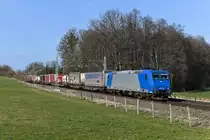 Der DGS 43109 von Hannover Linden nach Verona Q.E. wurde am 20. März 2020 von der 185 529 bis nach Kufstein gebracht. Nach wie vor sind für TXL einige Traxx Maschinen im Einsatz, obwohl die Rückgabe an die Vermieter schon länger im Gespräch ist. Auf der Seitenwand der Lok kann man noch die Beschriftung des ersten langfristigen Mieters LTE erahnen, damals hatte die Maschine auch den Namen  Michaela  erhalten. Bei Vogl konnte ich den gut ausgelasteten KLV-Zug dokumentieren.    