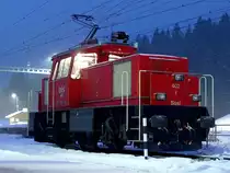 Die Hybrid-traktor (15.000 V Fahrleitung und Akku's) Eea 3/3 402  Susi , hier im Ruhe im Bf. Kandersteg, am Abend des 26-01-2006
