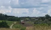 München-Nürnberg-Express in lang: 2013 verkehrten noch zur HVZ neunteilige Expresszüge.
Aufgenommen am 4.7.2013 bei Petershausen
