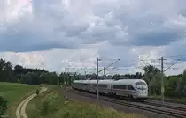 Auf der ABS München-Ingolstadt gibt es eine ganze Menge an Verkehr und einen Teil davon bilden ICEs. Kurz hinter Petershausen legt sich ein ICE-T nochmal in die Kurve und fährt München entgegen. Aufgenommen am 4.7.2013