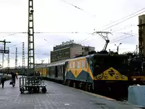 Der Nachtschnellzug aus Cadiz und Huelva, beides Hafenstädte in Andalusien, ist soeben im Bahnhof Madrid Atocha eingetroffen. Zuglok war die 269 216, in Spanien nach Lizenz von Mitsubishi gebaut. 11 Stunden hat die Fahrt gedauert, kein Problem in einem Abteilwagen der Bauart UIC-X. Zudem waren die Züge im Oktober nicht überfüllt, auch das Wetter war mild. Oktober 1982.