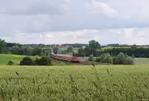 Eine aus zwei Zuggarnituren zusammengestellte HVZ-RB war am 4.7.2013 auf dem Weg nach Ingolstadt Hbf und konnte kurz vor Petershausen aufgenommen werden.