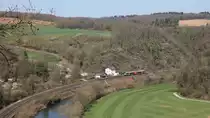 Die Regionalbahn 24890 der HLB (Linie RB45) fährt abweichend der anderen Züge auf der Lahntalbahn nur von Gießen nach Limburg(Lahn). Der Zug fährt auch abweichend zum Stundentakt eine halbe Stunde später als die anderen RB45-Leistungen. Zum Einsatz kommt bei dieser Leistung im Fahrplanjahr 2020 ein Stadler GTW (Baureihe 646).
Hier fährt besagte Regionalbahn am 25.03.2020 durchs Lahntal zwischen Arfurt und Villmar.