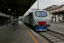Unbekannte visuelle und vor allem akustische Eindr�cke f�r einen „Bahnpendler vom Land“, an dessen Pendlerstrecke keine G�terz�ge an den Bahnsteiggleisen vorbeifahren. EU43 003 und eine zweite Lok von Lokomotion ziehen einen E-Wagen-Zug Richtung Brenner, w�hrend auf dem gegen�berliegenden Gleis ein aus Richtung Brenner kommender Schiebewandwagen-Zug mit „ordentlich L�rm“ durch den Bahnhof von Bozen f�hrt (05.03.2020).