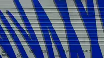 Der etwas andere „Detail“-Blick auf eine Lok von Lokomotion. Seitenwand von EU43 002 im Bahnhof von Bozen am 05.03.2020.
