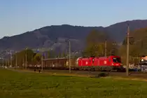 1016 038-2 und 1116-091 mit einem Güterzug zwischen Dornbirn und Hohenems. 15.4.20
