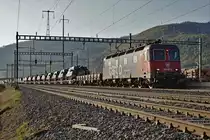 STIMMUNGSBILD MIT DEM
Panzerzug der Pz S 21 anlässlich der Bahnhofseinfahrt Glovelier.
Am 16. und 17. April 2020 wurden die Fahrzeuge der Pz Sap Kp 21/5 mit einem Zug von Thun Güterbahnhof nach Bure-Casernes transportiert. Für die Strecke Thun - Biel Rangierbahnhof stand die Re 420 329-5 im Einsatz. 
Nach der Übernachtung im RB Biel wurde für die Weiterfahrt bis Bure-Casernes die stärkere Re 620 007-5  WATTWIL  vorgespannt.
Dieser Zug hatte Biel noch während der Dunkelheit um 06:00h verlassen. 
Die Aufnahmen sind bei Gsteig, in Delémont und Glovelier entstanden.
Foto: Walter Ruetsch