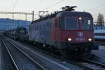 Panzerzug der Pz S 21 im Bahnhof Delémont am frühen Morgen.
Am 16. und 17. April 2020 wurden die Fahrzeuge der Pz Sap Kp 21/5 mit einem Zug von Thun Güterbahnhof nach Bure-Casernes transportiert. Für die Strecke Thun - Biel Rangierbahnhof stand die Re 420 329-5 im Einsatz. 
Nach der Übernachtung im RB Biel wurde für die Weiterfahrt bis Bure-Casernes die stärkere Re 620 007-5  WATTWIL  vorgespannt.
Dieser Zug hatte Biel noch während der Dunkelheit um 06:00h verlassen. 
Die Aufnahmen sind bei Gsteig, in Delémont und Glovelier entstanden.
Foto: Walter Ruetsch