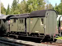 03. Oktober 2012, Herbstfest im Bahnhof Rennsteig. Am Zug der Rennsteigbahn hängt auch der DRG-Gepäckwagen 122 536 Erfurt.