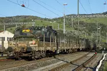 Panzerzug der Pz S 21 anlässlich der Bahnhofsdurchfahrt Glovelier.
Am 16. und 17. April 2020 wurden die Fahrzeuge der Pz Sap Kp 21/5 mit einem Zug von Thun Güterbahnhof nach Bure-Casernes transportiert. Für die Strecke Thun - Biel Rangierbahnhof stand die Re 420 329-5 im Einsatz. 
Nach der Übernachtung im RB Biel wurde für die Weiterfahrt bis Bure-Casernes die stärkere Re 620 007-5  WATTWIL  vorgespannt.
Dieser Zug hatte Biel noch während der Dunkelheit um 06:00h verlassen. 
Die Aufnahmen sind bei Gsteig, in Delémont und Glovelier entstanden.
Transportiert wurden:
4  G Pz Kodiak

5  BPz Büffel

1  Sap Pz 63/05

1  Kdo Pz 63/07 (Fleckenanstrich)

4  Sap Pz 63/05

1  Kdo Pz 63/07 (Fleckenanstrich)

3  Sap Pz 63/05

1  Kdo Pz 63/07 (Fleckenanstrich)

Foto: Walter Ruetsch