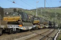 Panzerzug der Pz S 21 anlässlich der Bahnhofsdurchfahrt Glovelier.
Am 16. und 17. April 2020 wurden die Fahrzeuge der Pz Sap Kp 21/5 mit einem Zug von Thun Güterbahnhof nach Bure-Casernes transportiert. Für die Strecke Thun - Biel Rangierbahnhof stand die Re 420 329-5 im Einsatz. 
Nach der Übernachtung im RB Biel wurde für die Weiterfahrt bis Bure-Casernes die stärkere Re 620 007-5  WATTWIL  vorgespannt.
Dieser Zug hatte Biel noch während der Dunkelheit um 06:00h verlassen. 
Die Aufnahmen sind bei Gsteig, in Delémont und Glovelier entstanden.
Transportiert wurden:
4  G Pz Kodiak

5  BPz Büffel

1  Sap Pz 63/05

1  Kdo Pz 63/07 (Fleckenanstrich)

4  Sap Pz 63/05

1  Kdo Pz 63/07 (Fleckenanstrich)

3  Sap Pz 63/05

1  Kdo Pz 63/07 (Fleckenanstrich)

Foto: Walter Ruetsch
