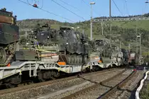 Panzerzug der Pz S 21 anlässlich der Bahnhofsdurchfahrt Glovelier.
Am 16. und 17. April 2020 wurden die Fahrzeuge der Pz Sap Kp 21/5 mit einem Zug von Thun Güterbahnhof nach Bure-Casernes transportiert. Für die Strecke Thun - Biel Rangierbahnhof stand die Re 420 329-5 im Einsatz. 
Nach der Übernachtung im RB Biel wurde für die Weiterfahrt bis Bure-Casernes die stärkere Re 620 007-5  WATTWIL  vorgespannt.
Dieser Zug hatte Biel noch während der Dunkelheit um 06:00h verlassen. 
Die Aufnahmen sind bei Gsteig, in Delémont und Glovelier entstanden.
Transportiert wurden:
4  G Pz Kodiak

5  BPz Büffel

1  Sap Pz 63/05

1  Kdo Pz 63/07 (Fleckenanstrich)

4  Sap Pz 63/05

1  Kdo Pz 63/07 (Fleckenanstrich)

3  Sap Pz 63/05

1  Kdo Pz 63/07 (Fleckenanstrich)

Foto: Walter Ruetsch