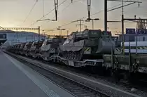 Tageserwachen im Bahnhof Delémont. Noch ist es sehr ruhig. Einzig der sehr früh aufgestandene Bahnfotograf ist bei der ersten Aufhellung schon bei der Ausübung seiner Lieblingsbeschäftigung.
Bahnen fahren zu jeder Tageszeit und bei jedem Wetter, was ich seit Jahren immer voll ausschöpfe.
Panzerzug der Pz S 21 anlässlich der Bahnhofseinfahrt Delémont am frühen Morgen.
Am 16. und 17. April 2020 wurden die Fahrzeuge der Pz Sap Kp 21/5 mit einem Zug von Thun Güterbahnhof nach Bure-Casernes transportiert. Für die Strecke Thun - Biel Rangierbahnhof stand die Re 420 329-5 im Einsatz. 
Nach der Übernachtung im RB Biel wurde für die Weiterfahrt bis Bure-Casernes die stärkere Re 620 007-5  WATTWIL  vorgespannt.
Dieser Zug hatte Biel noch während der Dunkelheit um 06:00h verlassen. 
Die Aufnahmen sind bei Gsteig, in Delémont und Glovelier entstanden.
Transportiert wurden:
4  G Pz Kodiak

5  BPz Büffel

1  Sap Pz 63/05

1  Kdo Pz 63/07 (Fleckenanstrich)

4  Sap Pz 63/05

1  Kdo Pz 63/07 (Fleckenanstrich)

3  Sap Pz 63/05

1  Kdo Pz 63/07 (Fleckenanstrich)

Foto: Walter Ruetsch