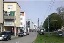 Mit der Straßenbahn nach Freiburg-Vauban -

Blick in die Vaubanallee mit einer GT8Z-Tram. Die zentrale Erschließung mit der Straßenbahn des Neubaugebietes mit der Straßenbahn soll die Bewohner dazu animieren auf ein eigenes Auto zu verzichten. Seit 2007 ist Vauban ein eigener Freiburger Stadtteil.

11.05.2006 (M)