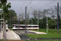 Mit der Straßenbahn nach Freiburg-Vauban -

Eine GT8N-Straßenbahn in der Wendeschleife der Endhaltestelle 'Innsbrucker Straße' in Vauban. Von hier soll langfristig eine neue Strecke durch St. Georgen nach Haid gebaut werden. Behält man die jetzigen Linienführungen bei, würde die Linie 3 so zu einer Ringlinie.

Dies ist auch mein letzte Bild der Streckendokumentation der Freiburger Straßenbahn. Bei einem weiteren Besuch könnte ich mir mal die 'Altstrecken' vornehmen, die Neubaustrecke nach Zähringen und die noch fehlenden Abschnitte der Messestrecke.

11.05.2006 (M)