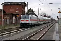 146 564-0 DB als IC 2048 (Linie 55) von Dresden Hbf nach Köln Hbf durchfährt nach einem mehrminütigen Signalhalt vor dem Bahnübergang den Hp Prödel auf der Bahnstrecke Biederitz–Trebnitz (KBS 254).
Viele Grüße zurück an den Tf und seinen Begleiter!
[13.2.2020 | 11:35 Uhr]