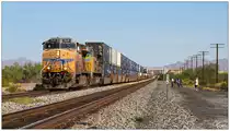 Einige Fotografen warten in der Nähe von Gila Bend auf die Ankunft des legendären  Big Boy , während ein Containerzug aus der Gegenrichtung, bespannt mit den Union Pacific Loks No 7625 GE ES44AC + No 8562 EMD SD 70ACe, an ihnen vorbei fährt. 
Gila Bend 16 Oktober 2019