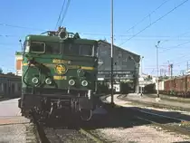 Sevilla San Bernardo, Oktober 1981.
Die 269 101 der Renfe hat den Talgo III Huelva - Madrid nach Sevilla gebracht, dort wird er mit dem Zugteil aus Cadiz gekuppelt zur Weiterfahrt nach Madrid. Ab 1982 übernahm die Reihe 269 2 die Traktion, die wesentlich komfortableren Talgo-Pendular Züge lösten die Talgo III ab. Lokomotive und Bahnhof sind längst Geschichte geworden.