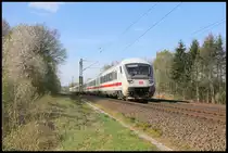 Frühling an der Rollbahn bei Hasbergen. Ein Intercity kommt mit Steuerwagen voraus hier am 15.4.2020 um 9.14 Uhr in Richtung Osnabrück vorbei.