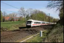 Steuerwagen voraus kommt hier am 15.4.2020 um 10.40 Uhr ein Intercity am Ortsrand von Hasbergen in Richtung Münster vorbei.