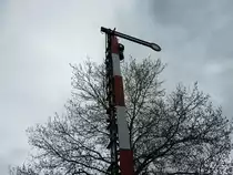 ALTES DB-FLÜGELSIGNAL IN KIRCHEN/SIEG
Für mich das Symbolbild der letzten Wochen- HALT-nichts geht mehr....
der  Signalbaum  steht allerdings ca. 25 Meter neben dem Gleis der Siegstrecke
SIEGEN-BETZDORF-Köln vor der Bahnhofsgastronomie  CÁSA  in Kirchen/Sieg,wo wie in
anderen Betrieben auch seit Wochen nichts mehr geht....
Immerhin fahren die RSX-Züge wieder...es bleibt die HOFFNUNG..am 13.4.20....