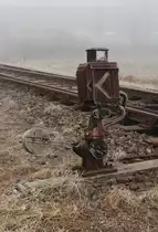 Ein Relikt aus vergangenen Tagen steht bei eisigen Temperaturen am 16.2.2017 an der Anschlussbahn zur Firma Leykam in Müllendorf (an der Strecke Ebenfurth - Sopron).

