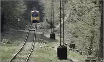 Der über 60 Jahre alte Gelenk-Triebwagen 275 auf der 
Bergischen Museumsbahn zwischen Petrikshammer und Friedrichshammer. 
April 2019