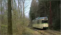 Nahe der Haltestelle Petrikshammer fährt der 1957 gebaute Düwag Triebwagen 275 die Steigung Richtung Kohlfurter Brücke bergab. 
April 2019 