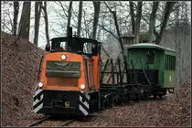 30.November 2013

Lok D6 der Stainzer Lokalbahn tuckert aus den Wäldern nahe Kraubath heraus. 

Am Hacken :
3 Pärchen Holztrucks und ein Stück Geschichte . 
der einzige Personenwagen der Waldbahn Liechtenstein Deutschandsberg. 