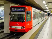 Stadtbahn Köln Zug 2231 als Linie 16 nach Wesseling in der Station Dom/Hbf, 18.04.2020.