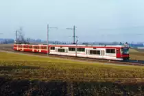 Regionalverkehr Bern-Solothurn/RBS.
Die bunten Züge der 1990er-Jahre.
S-Bahn  8 zwischen Jegenstorf und Urtenen mit Be 4/8 62  ITTIGEN und Be 4/8 MANDARINLI.
Die Be 4/8 62-64 PRIMA waren für den Vorortsverkehr bestimmt und hatten daher keine 1. Klasse bis zum Einbau des Zwischenwagens ca. 2001.
Wegen den hohen Passagierzahlen kam es auch bei den MANDARINLI zum Einbau von Zwischenwagen mit Niederflureinstieg.
Foto: Walter Ruetsch
