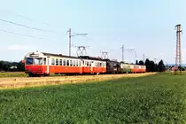 Regionalverkehr Bern-Solothurn/RBS.
Die bunten Züge der 1990er-Jahre.
RE Bern-Solothurn bestehend aus sechs Elementen in drei verschiedenen Farben im Limpachtal.
Diese während den Spitzenzeiten im Einsatz stehenden Züge verkehrten meistens mit zwei Motorwagen.
Foto: Walter Ruetsch