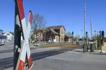 Dre Bahnhof Sörup in Mittelangeln (Kreis Schleswig-Flensburg). Das Gebäude wurde 2018 von der Gemeinde gekauft und umgebaut. Im Bahnhofsgebäude befinden sich eine Touristinformation mit Fahrkartenverkauf sowie eine Eisdiele.
Aufnahme: 21. April 2020.