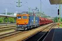 Am 10 September 2018 schleppt THM 400 064 ein Getreidezug durch Kelenföld.