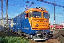 Etwa schneller als das Fahrrad (circa 25 km/h mit Muskelantrieb, links von der Lok) ist Train Hungary 400 087 (Vmax=120 km/h, Elektroantrieb), hier abgestellt ins Slowakischen Grenzbahnhof Sturovo am 12 September 2018.