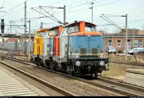 DB-V-100.20-Trio:
Nachschuss auf 212 242-2 (DB V 100 2242) der ALSTOM Lokomotiven Service GmbH, vermietet an die Stauden-Verkehrs-GmbH (SVG), und zwei unbekannte Schwesterloks als Lokzug, der den Bahnhof Bitterfeld auf Gleis 2 in nördlicher Richtung verlässt.
Leider blieb mir für das Foto nicht viel Zeit.
[13.2.2020 | 13:27 Uhr]