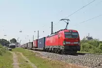 Durchfahrt am Morgen des 25.05.2019 von 193 302 mit einem langen und bunten KLV durch den Bahnhof von Heitersheim im Markgräflerland in RIchtung Freiburg (Breisgau).