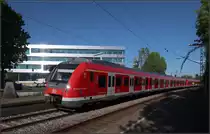 Das Umfeld wandelt sich -

Wo früher eine alte Villa stand, erhebt sich jetzt der Neubau einer Hauptverwaltung im Bereich der S-Bahnstation Rommelshausen. Auch auf der Rückseite der Station finden sich jetzt Gewerbebauten, wo früher eine Apfelbaumplantage war.

Bei Eröffnung der Remsbahn 1891 lag der Haltepunkt gut 800 Meter vom Ortseingang entfernt. 1893 gab es allerdings nur vier Pendler. Mit dem Zug wurde damals auch die Milch nach Stuttgart transportiert, was vor dem Bahnbau durch Milchfuhrwerke erledigt wurde. Rommelshausen dürfte damals knapp ca. 1200 Einwohner gehabt haben, heute sind es etwas über 9000.

Einfahrt eines S-Bahnzuges der Baureihe 430 auf der Linie S2 in Richtung Schorndorf.

22.04.2020 (M)