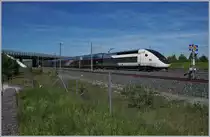 Der SNCF inoui TGV 822 Duplex verlässt Belfort-Montbéliard TGV in Richtung Dijon. Zur Zeit (beim Einstellen des Bildes und Corona bedingt) verkehren in Frankreich nur etwa 42 TGV Züge; immerhin bietet sich mit dem TGV 6706 Mulhouse - Paris die Möglichkeit gegebenenfalls von der Schweiz nach Paris fahren zu können. 

Das Bild entstand am 1. Juni 2019