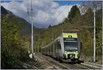 Ein Bild, welches so auch heute hätte  gemacht werden können, bleibt doch die BLS ihre Namen treu und fährt mit einigen, wenigen Reisezügen trotz der Chinesischen Fledermausgrippe weiterhin von Bern nach Domodossola.  
Selbstverständlich entstand dies Bild zu einem früheren Zeitpunkt und zeigt den BLS RABe 535 102  Lötschberger  bei der Ausfahrt (und Spurwechsel) in Varzo.

27. Okt. 2017 