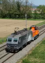 Eisenbahndienstleister Gmbh/EDG.
Am 22. April 2020 konnte die EDG Re 445 017-6, ehemals SOB/SBB, zwischen Selzach und Bettlach bei der Überfuhr von Traktoren beobachtet werden.
Foto: Walter Ruetsch 