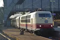 103 235 am Morgen des 04.10.2014 mit dem berühmten IC119 im Kölner Hauptbahnhof