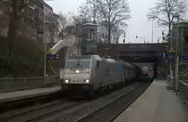 186 428-9 von der Rurtalbahn-Cargo kommt aus Richtung Köln,Aachen-Hbf und fährt durch Aachen-Schanz mit einem  mit einem langen KLV-Containerzug aus Frankfurt-Höchstadt am Main(D) nach Genk-Goederen(B)  und fährt in Richtung Aachen-West. 
Aufgenommen vom Bahnsteig von Aachen-Schanz.
Am Morgen vom 22.1.2020.