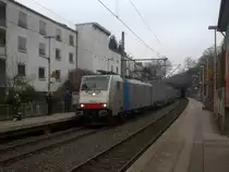 186 505-4 von Railpool/Lineas kommt aus Richtung Köln,Aachen-Hbf und fährt durch Aachen-Schanz mit einem KLV-Containerzug aus Novara(I) nach Genk-Zuid Haven(B) in Richtung Aachen-West.
Aufgenommen vom Bahnsteig von Aachen-Schanz. 
Am Nachmittag vom 22.1.2020.