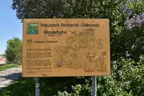 Hinweistafel auf die Wanderbahn der ehemaligen Schmalspurbahn Mosbach - Mudau ex Kbs 321f auf dem Gebiet von Sattelbach. 22.4.2020