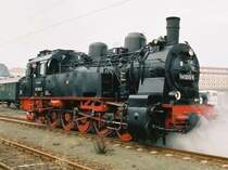 Die 94 1292-5 f�hrt hier am 14.12.2002 in Sonneberg (Th�r.) Hbf. An diesem Tag wurde die KBS 564 Sonneberg - Lauscha - Ernstthal - Neuhaus am Rennweg (- Probstzella) von der S�dTh�ringenBahn wieder in Betrieb genommen, nachdem sie von der Deutschen Bahn stillgelegt wurde. Das letzte St�ck Ernstthal am Rennsteig - Probstzella ist leider immer noch nicht in Betrieb.