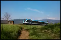 Einsam steht ein Hochsitz an der Bahn und wartet auf Jäger und Wild. 
5063.08 an diesem strahlend schönen 26.April 2020